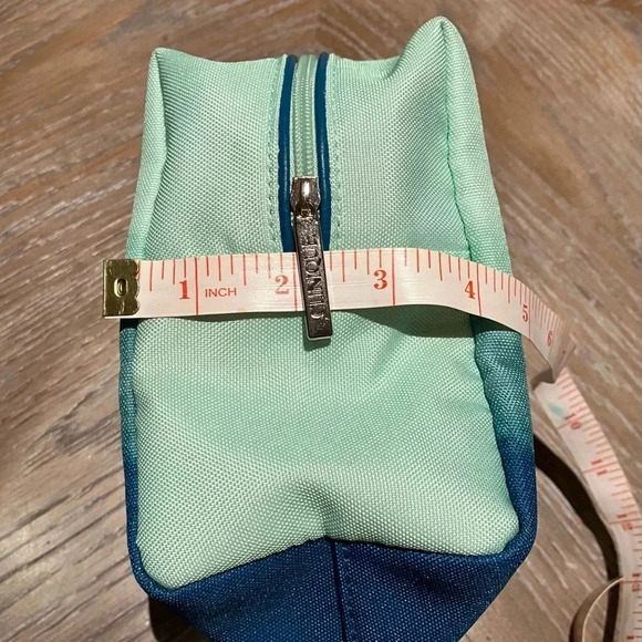 Clinique Ombré Green Polyester Cosmetics Makeup Bag - Picture 4 of 8